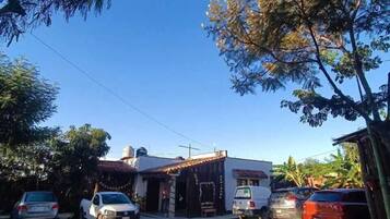 Vista frontal de la propiedad