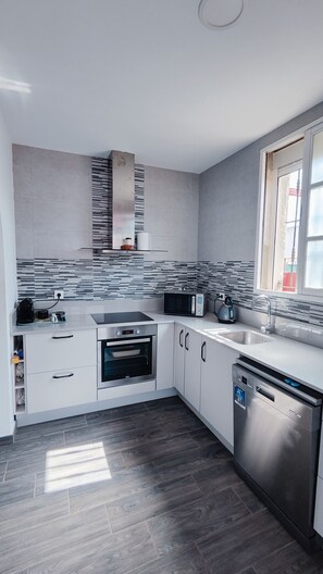 Kühlschrank, Ofen, Herdplatte, Geschirrspüler