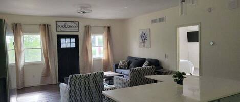 Televisor intel·ligent, futbolí i llibres