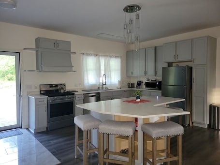 Réfrigérateur, micro-ondes, four, plaque de cuisson. Private Rural Getaway