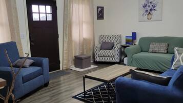 TV connectée, baby-foot, livres