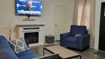 Una Smart TV, un futbolín, libros