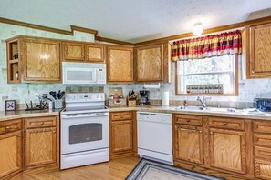 雪櫃、微波爐、焗爐、爐具