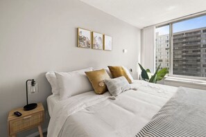 2 bedrooms, desk, iron/ironing board, WiFi