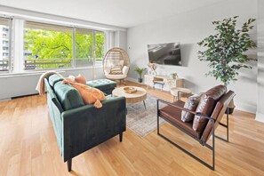 TV - ModernBohoOasis | 2BR 2BA | Gym&Pool | Mins to DC (Arlington)