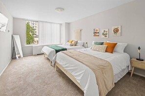 2 slaapkamers, een bureau, een strijkplank/strijkijzer, beddengoed
