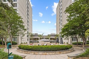 Property grounds - ModernBohoOasis | 2BR 2BA | Gym&Pool | Mins to DC (Arlington)