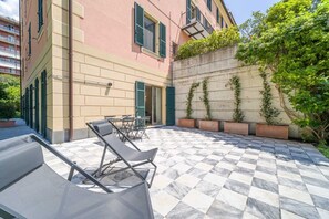 Outdoor dining - Genoa Fourth Spacious Appt x7 with Patio and Pool (Genova)