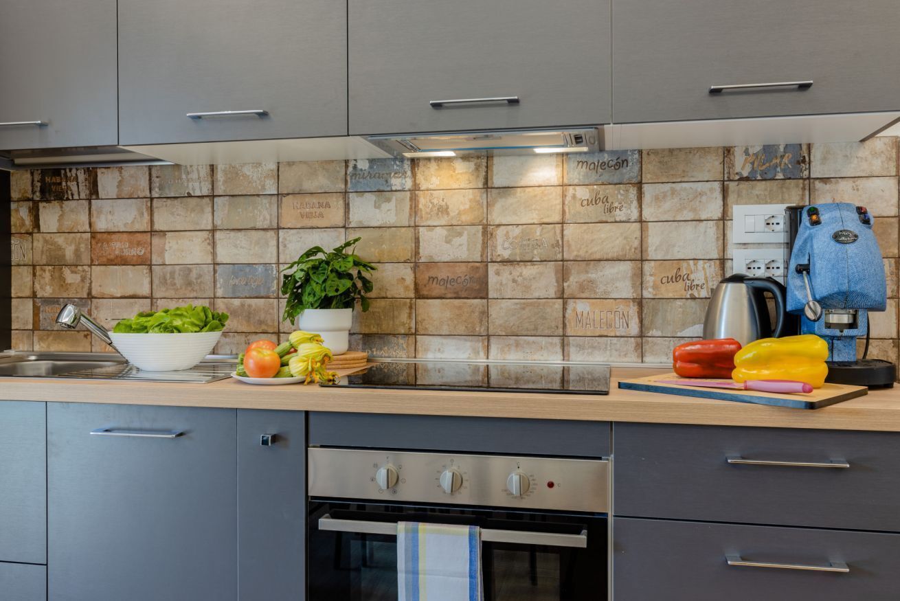 Un four, surface de cuisson, lave-vaisselle, grille-pain