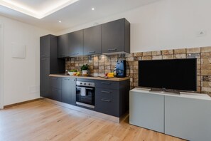 Frigorifero, forno, piano cottura, lavastoviglie