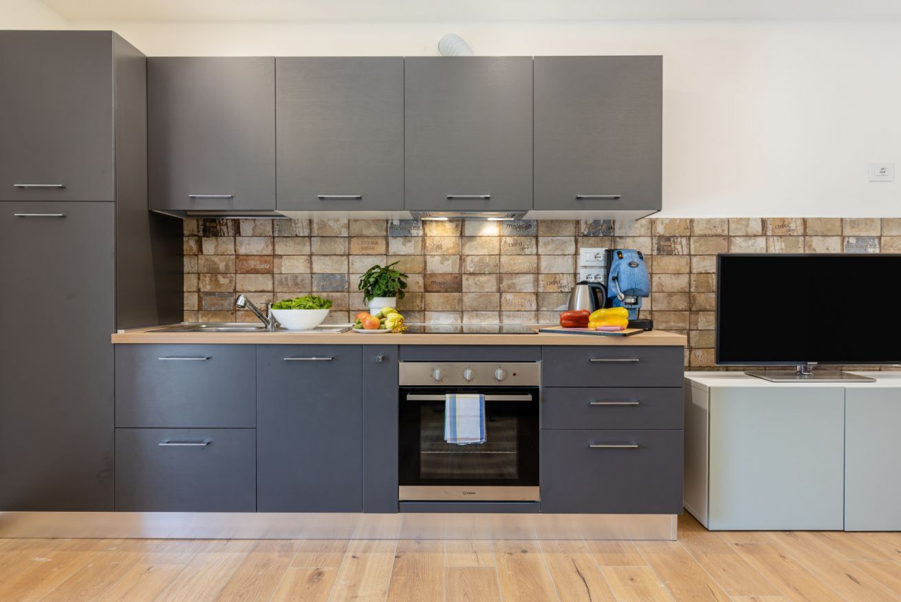 Fridge, oven, stovetop, dishwasher