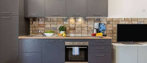 Fridge, oven, stovetop, dishwasher