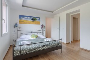 1 chambre, bureau, fer et planche Ă repasser, lit parapluie