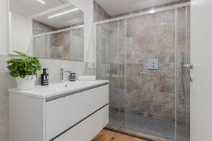 Dusj, hårføner, bidé og håndklær