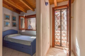 3 bedrooms, iron/ironing board, Internet