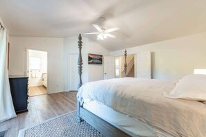 5 habitaciones, escritorio y tabla de planchar con plancha 