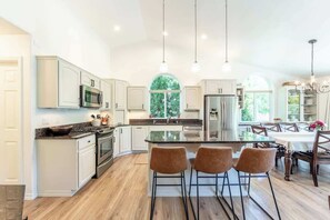 冷蔵庫、電子レンジ、オーブン、コンロ