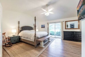 5 chambres, bureau, fer et planche à repasser, lit parapluie