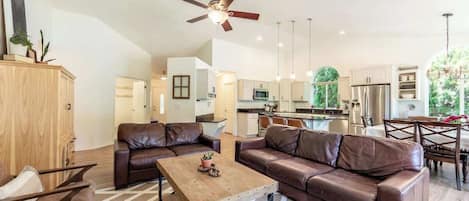 Smart TV, chimenea y oficina