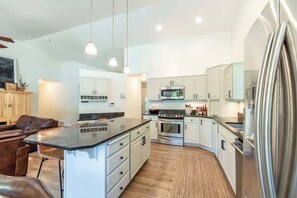 冷蔵庫、電子レンジ、オーブン、コンロ