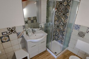 Shower, hair dryer, bidet, towels - Mamuthones Apartment (Mamoiada)