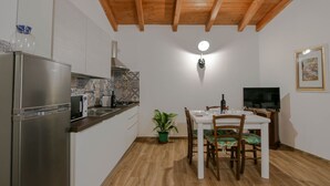 Coffee/tea maker, fridge, microwave, oven - Mamuthones Apartment (Mamoiada)