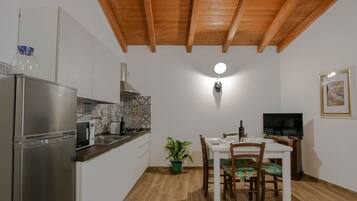 Frigorifero, microonde, forno, piano cottura