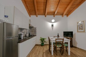 Fridge, microwave, oven, stovetop - Mamuthones Apartment (Mamoiada)