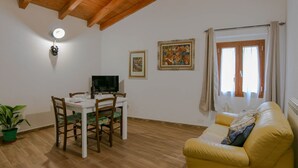TV - Mamuthones Apartment (Mamoiada)