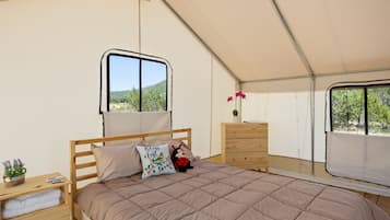 1 chambre, fer et planche à repasser, lit de bébé portatif