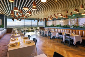 2 restoran dengan sajian masakan Italia