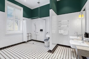 Deluxe-Doppelzimmer | Badezimmer | Dusche, Haartrockner, BademĂ€ntel, HandtĂŒcher