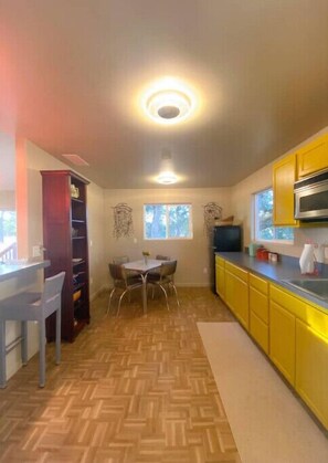 冷蔵庫、電子レンジ、コンロ、コーヒー / ティーメーカー