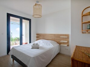 7 bedrooms, iron/ironing board, WiFi, bed sheets