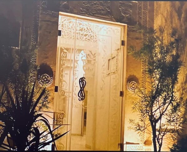 تفاصيل الفندق من الخارج