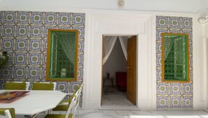 تناول الطعام بالخارج