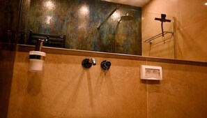 تجهيزات دش، مجففات شعر، مراحيض شطف، مناشف