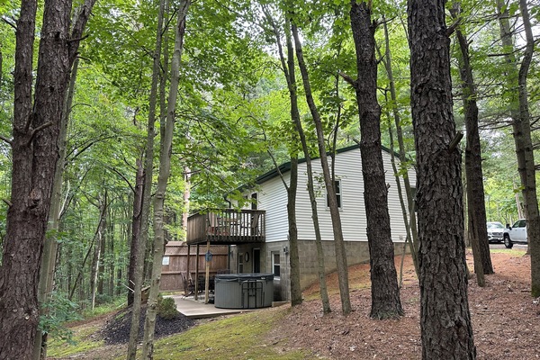 PRIVATE HOT TUB AND MULTI-LEVEL DECK W/ SCENIC VIEW