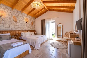 أغطية فراش متميزة وميني بار وخزنة داخل الغرفة وتجهيزات عازلة للصوت