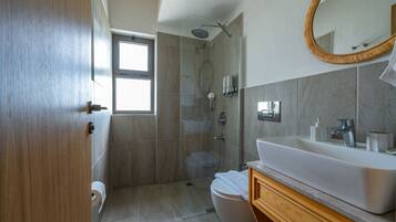 Shower, rainfall showerhead, free toiletries, hair dryer
