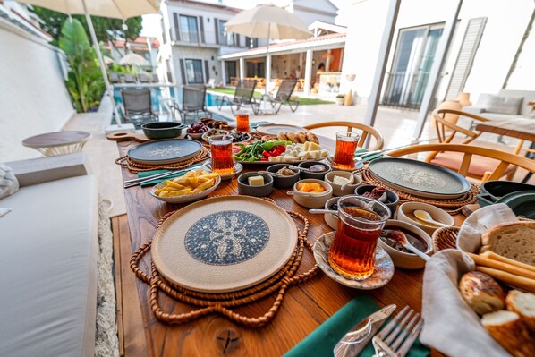 فطور كامل مجانًا يوميًا