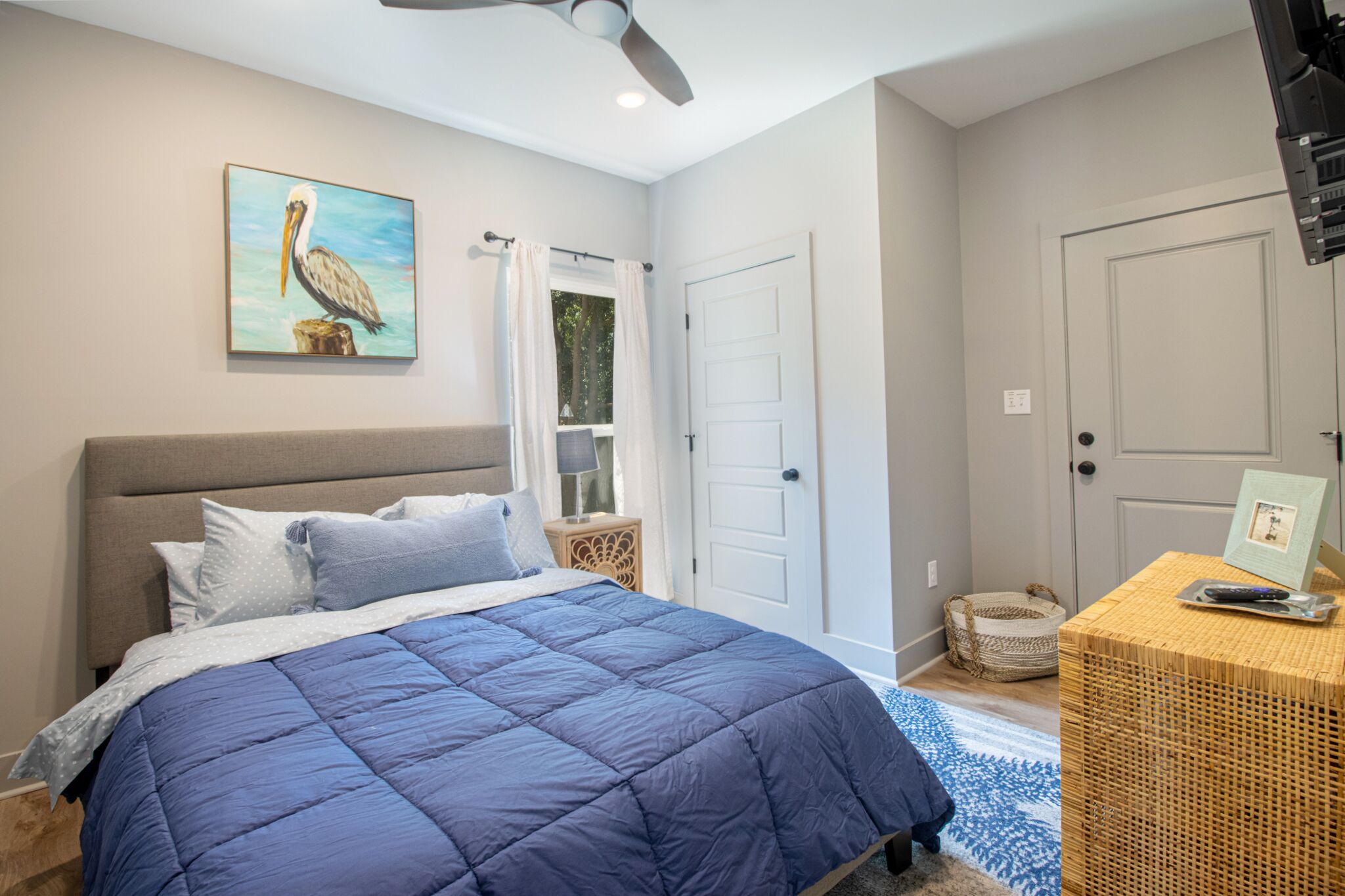 2 dormitorios, tabla de planchar con plancha, cuna de viaje