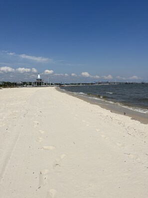 In Strandnähe, Liegestühle, Strandtücher
