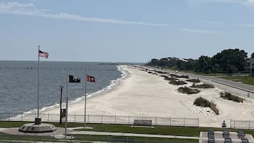 Plage à proximité, chaises longues, serviettes de plage