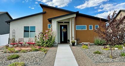 Kokopelli House - Modern Fruita Retreat with Garage
