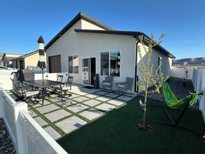 Outdoor dining - Kokopelli House - Modern Retreat in Fruita Desert (Fruita)