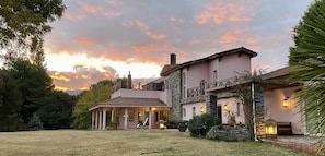 Vista frontal de la propiedad