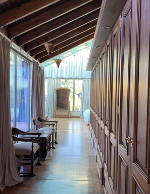 Edredón, decoración personalizada, muebles diferentes y escritorio