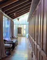 Cubrecamas, decoración personalizada, muebles diferentes y escritorio 