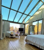 Cubrecamas, decoración personalizada, muebles diferentes y escritorio 